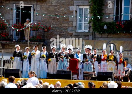 Festival À Pont Aven France Du Nord. Paul Gaugin a passé du temps dans cette ville. Robe, danse et musique traditionnelles bretons Banque D'Images