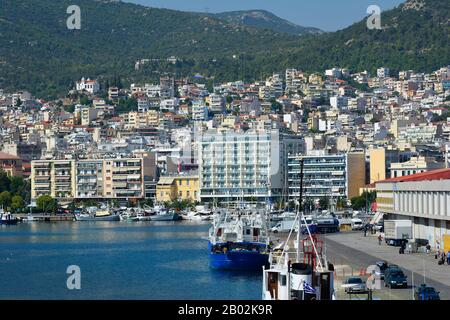 Kavala, Grèce - 18 septembre 2015 : paysage urbain et trafic sur le terminal des ferries dans le port de la ville d'Eastmacedonia Banque D'Images