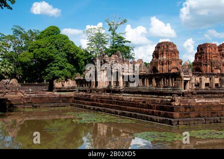 Prasat Hin Mueang Tam est un temple khmer dans les styles Khleang et Baphuon, qui date de la fin du 10ème et du début du XIe siècle. La principale déité était Shiva, bien que Vishnu ait également été adorée ici. Prasat Meuang Tam a été construit sur les ordres du roi Jayavarman V. Entouré d'un haut mur laterite, le complexe comprend de magnifiques tanks à gradins qui ont été joliment restaurés et remplis de fleurs de lotus. Le grès moelleux des murs du sanctuaire et les linteaux sculptés artistiquement contrastent magnifiquement avec la latéraite plus sombre et plus grossière des murs du sanctuaire environnant. Le sens Banque D'Images