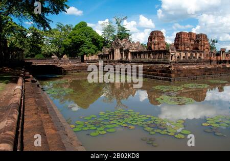 Prasat Hin Mueang Tam est un temple khmer dans les styles Khleang et Baphuon, qui date de la fin du 10ème et du début du XIe siècle. La principale déité était Shiva, bien que Vishnu ait également été adorée ici. Prasat Meuang Tam a été construit sur les ordres du roi Jayavarman V. Entouré d'un haut mur laterite, le complexe comprend de magnifiques tanks à gradins qui ont été joliment restaurés et remplis de fleurs de lotus. Le grès moelleux des murs du sanctuaire et les linteaux sculptés artistiquement contrastent magnifiquement avec la latéraite plus sombre et plus grossière des murs du sanctuaire environnant. Le sens Banque D'Images