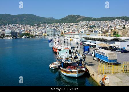 Kavala, Grèce - 18 septembre 2015 : paysage urbain et trafic sur le terminal des ferries dans le port de la ville en Macédoine-est Banque D'Images