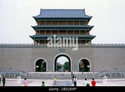 Wuwei a une population d'environ 500 000 habitants, principalement des Chinois Han, mais avec un nombre visible de hui ainsi que des Mongols et des Tibétains. Il a été appelé Liangzhou plus tôt. Dominant l'extrémité orientale du corridor Hexi, il a longtemps joué un rôle important sur cette voie commerciale majeure. L'artefact historique le plus célèbre de Wuwei, le célèbre cheval de bronze de la dynastie Han (206 BCE - 220 ce), connu sous le nom de Flying Horse de Gansu, a été découvert ici dans un tombeau sous le temple de Leitai (Leitai si) dans la partie nord de la ville. Bien que l'original soit maintenant exposé dans le Gansu provincial Museum à Lanzhou, les hors Banque D'Images