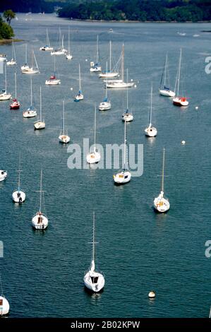 Estuaire Près De Benodet Nord De La France. Lignes de petits bateaux amarrés dans l'estuaire Banque D'Images