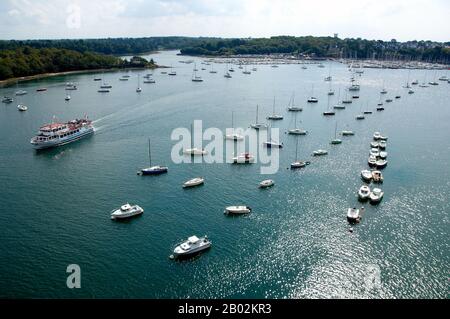 Estuaire Près De Benodet Nord De La France. Lignes de petits bateaux amarrés dans l'estuaire Banque D'Images