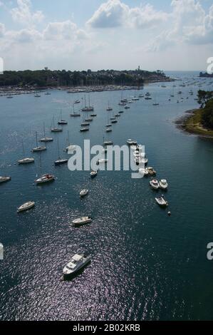 Estuaire Près De Benodet Nord De La France. Lignes de petits bateaux amarrés dans l'estuaire Banque D'Images