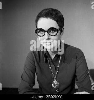 Ann Ladiges, deutsche Fernsehansagerin, Autorin und Drehbuchschreiberin, bei einer Fotosession im Studio Hamburg, Deutschland 1960er Jahre. Présentateur, auteur et scénariste allemand de télévision Ann Ladiges lors d'une séance photo dans le studio de télévision de Hambourg, Allemagne, années 60. Banque D'Images