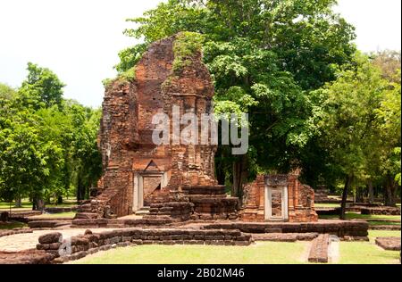 Si Thep, aussi Sri Thep, (7ème - 14ème siècle ce) est une ancienne ville ruinée dans le nord-est de la Thaïlande. De nombreuses structures architecturales demeurent encore pour indiquer sa prospérité passée. Il était autrefois le centre de contact entre le Royaume de Dvaravati dans le bassin de la plaine centrale de Thaïlande et le Royaume des Khmers dans le Nord-est. Une twin- ville, il y avait plus d'une centaine de sites anciens tous construits avec des briques et de la laterite. Il y a aussi des restes de plusieurs étangs répartis dans toute la région. La plupart des reliques anciennes recouvrées sont architecturales par nature, telles que les linteaux élaborés et les pierres sema. Quelques-uns des Banque D'Images