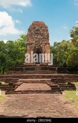 Si Thep, aussi Sri Thep, (7ème - 14ème siècle ce) est une ancienne ville ruinée dans le nord-est de la Thaïlande. De nombreuses structures architecturales demeurent encore pour indiquer sa prospérité passée. Il était autrefois le centre de contact entre le Royaume de Dvaravati dans le bassin de la plaine centrale de Thaïlande et le Royaume des Khmers dans le Nord-est. Une twin- ville, il y avait plus d'une centaine de sites anciens tous construits avec des briques et de la laterite. Il y a aussi des restes de plusieurs étangs répartis dans toute la région. La plupart des reliques anciennes recouvrées sont architecturales par nature, telles que les linteaux élaborés et les pierres sema. Quelques-uns des Banque D'Images