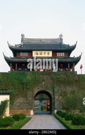 Le Pan Men (Pan Gate) fait partie de l'ancien mur de la ville construit en 514 BCE qui a entouré et protégé Suzhou. Pan Men était la seule entrée du mur qui entourait l'ancienne Suzhou. L'actuelle Pan Gate a été construite dans la 11ème année du règne de l'empereur Zhizheng aka Toghon Temur (r. 1333-1370 ce) à la fin de la dynastie Yuan (1271-1368). Suzhou, la ville des canaux et des jardins, a été appelée « Venise de l’est » par Marco Polo. Un proverbe chinois ancien dit: «Dans le ciel il y a le paradis; sur Terre il y a Suzhou». L’amour de la ville avec les jardins remonte à 2500 ans et le continu Banque D'Images