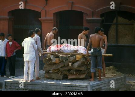 À Pashupatinath, le ghat de crémation (étapes) est divisé en deux sections, Arya Ghat (Étapes des Nobles) et Surya Ghat (Étapes du Soleil). La première est réservée aux membres des castes supérieures, y compris les membres de la famille royale, la dernière pour le peuple commun. Le site hindou le plus vénéré du Népal est le complexe étendu du temple de Pashupatinath, à cinq kilomètres à l'est du centre de Katmandou. Le foyer de la dévotion ici est un grand chivalingam argenté avec quatre visages de Shiva sculptés sur ses côtés, en faisant un 'Chaturmukhi-Linga', ou Shivalingam à quatre visages. Pahupati est l’une des 1 008 n de Shiva Banque D'Images