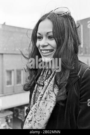 Minou, deutsch französische Schlagersängerin, bei einem Fotoshoot à Berlin, Deutschland um 1970. Le chanteur allemand schlager, Minou, a été photographié à Berlin en Allemagne en 1970. Banque D'Images