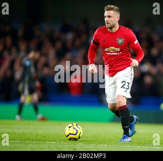 LONDRES, ROYAUME-UNI. 17 février : Luke Shaw de Manchester United en action pendant la Premier League anglaise entre Chelsea et Manchester United à St Banque D'Images