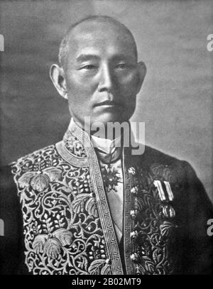 Hachikō (ハチ公, 10 novembre 1923 – 8 mars 1935) était un chien Akita né dans une ferme près de la ville de Ōdate, préfecture d'Akita, qui se souvient de sa fidélité remarquable à son propriétaire qui a continué pendant de nombreuses années après la mort de son propriétaire. En 1924, Hidesaburō Ueno, professeur au département d'agriculture de l'Université de Tokyo, prit à Hachikō, une Akita brune dorée, comme animal de compagnie. Pendant la vie de son propriétaire, Hachikō l'a accueilli à la fin de chaque journée à la gare Shibuya voisine. La paire a poursuivi sa routine quotidienne jusqu'en mai 1925, lorsque le professeur Ueno n'est pas retourné. Le professeur avait souffert Banque D'Images