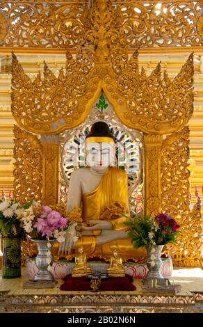 La pagode Kuthodaw, littéralement la Pagode du mérite royal, et officiellement intitulée Mahalawka Marazein, est un temple bouddhiste et un stupa situé à Mandalay, au centre de la Birmanie. Il se trouve au pied de la colline de Mandalay et fut construit sous le règne du roi Mindon (1808—1878). La stupa elle-même, qui est dorée au-dessus de ses terrasses, est de 57 m (188 pi) de haut, et s'inspire de la Pagode Shwezigon à Nyaung-U près de Bagan. Dans les jardins de la pagode sont 729 'kyauksa gu' ou des grottes d'inscription en pierre, chacune contenant une dalle de marbre inscrite sur les deux côtés avec une page de texte du Tipitaka, l'ensemble du canon Pali de Ther Banque D'Images