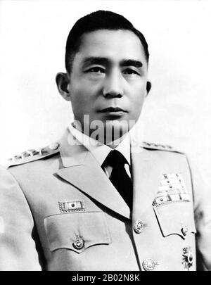 Park Chung-hee (14 novembre 1917 – 26 octobre 1979) était un président sud-coréen et un général militaire qui dirigeait la Corée du Sud de 1961 à son assassinat en 1979. Park a pris le pouvoir par un coup d'État militaire qui a renversé la deuxième République coréenne en 1961 et dirigé en tant qu'homme fort militaire à la tête du Conseil suprême pour la reconstruction nationale jusqu'à son élection et son investiture en tant que président de la troisième République coréenne en 1963. En 1972, Park a déclaré la loi martiale et a transformé la constitution en un document hautement autoritaire, inaugurant la quatrième République coréenne. Après Banque D'Images