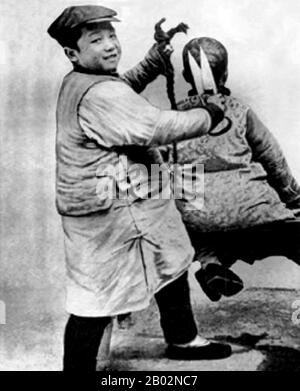 La queue (chinoise: Biànzi) était une coiffure masculine portée par le Manchus de la Manchuria centrale et plus tard imposée aux Chinois Han pendant la dynastie Qing. La coiffure consistait en les cheveux sur le devant de la tête étant rasés au-dessus des temples tous les dix jours et le reste des cheveux tressés dans une longue queue de cheval. La coiffure était obligatoire pour tous les hommes et la peine pour ne pas l'avoir était exécution car elle était considérée comme trahison. Au début des années 1910, après la chute de la dynastie Qing, les Chinois n'ont plus à porter la queue. Le dernier empereur de Chine, Puyi, a coupé sa file d'attente en 192 Banque D'Images