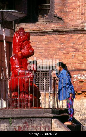 La déité hindoue Hanuman est un dévoté ardent de Rama, un personnage central dans l'épopée indienne Ramayana. Général parmi les vanaras, une race de type singe de citadins forestiers, Hanuman est une incarnation du divin et disciple du Seigneur Sri Rama dans la lutte contre le démon roi Ravana. Le site hindou le plus vénéré du Népal est le complexe étendu du temple de Pashupatinath, à cinq kilomètres à l'est du centre de Katmandou. Le foyer de la dévotion ici est un grand chivalingam argenté avec quatre visages de Shiva sculptés sur ses côtés, en faisant un 'Chaturmukhi-Linga', ou Shivalingam à quatre visages. Pahupati est l'un des Banque D'Images