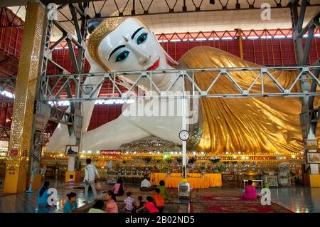 Installé dans un pavillon, le Bouddha incliné de 70 m de long Chauk Htat Gyi a été construit en 1966. Il a remplacé une image plus petite construite en 1907. Banque D'Images