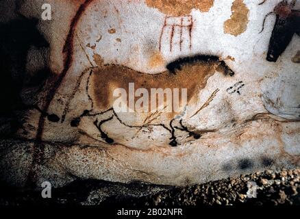 Lascaux est le cadre d'un complexe de grottes dans le sud-ouest de la France célèbre pour ses peintures rupestres paléolithiques. Les grottes d'origine sont situées près du village de Montignac, dans le département de la Dordogne. Ils contiennent certains des œuvres d'art paléolithique supérieures les plus connues. Ces peintures sont estimées à 17 300 ans. Ils consistent principalement en des images de grands animaux, dont la plupart sont connus des preuves fossiles pour avoir vécu dans la région à l'époque. En 1979, Lascaux a été ajouté à la liste des sites du patrimoine mondial de l'UNESCO ainsi qu'à d'autres sites préhistoriques de la vallée de la Vézère. Banque D'Images