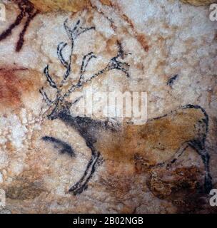 Lascaux est le cadre d'un complexe de grottes dans le sud-ouest de la France célèbre pour ses peintures rupestres paléolithiques. Les grottes d'origine sont situées près du village de Montignac, dans le département de la Dordogne. Ils contiennent certains des œuvres d'art paléolithique supérieures les plus connues. Ces peintures sont estimées à 17 300 ans. Ils consistent principalement en des images de grands animaux, dont la plupart sont connus des preuves fossiles pour avoir vécu dans la région à l'époque. En 1979, Lascaux a été ajouté à la liste des sites du patrimoine mondial de l'UNESCO ainsi qu'à d'autres sites préhistoriques de la vallée de la Vézère. Banque D'Images