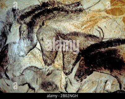 Lascaux est le cadre d'un complexe de grottes dans le sud-ouest de la France célèbre pour ses peintures rupestres paléolithiques. Les grottes d'origine sont situées près du village de Montignac, dans le département de la Dordogne. Ils contiennent certains des œuvres d'art paléolithique supérieures les plus connues. Ces peintures sont estimées à 17 300 ans. Ils consistent principalement en des images de grands animaux, dont la plupart sont connus des preuves fossiles pour avoir vécu dans la région à l'époque. En 1979, Lascaux a été ajouté à la liste des sites du patrimoine mondial de l'UNESCO ainsi qu'à d'autres sites préhistoriques de la vallée de la Vézère. Banque D'Images