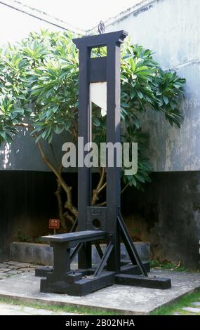 L'administration coloniale française a construit la prison de Hoa Lo en 1896. Initialement prévu pour détenir 450 prisonniers, le nombre de détenus avait grimpé à près de 2 000 en 1930s, la grande majorité des prisonniers politiques. La prison de Hoa Lo a acquis une notoriété au cours de la deuxième guerre d'Indochine comme lieu d'incarcération pour les pilotes américains démis, qui ont ironiquement surnommé la prison "Hanoi Hilton". Banque D'Images