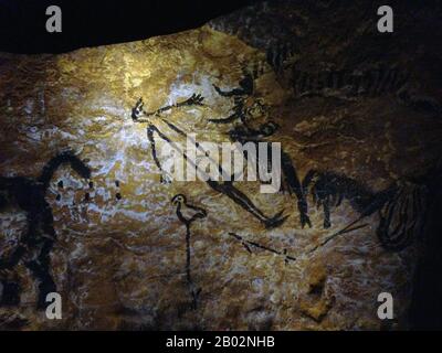 Lascaux est le cadre d'un complexe de grottes dans le sud-ouest de la France célèbre pour ses peintures rupestres paléolithiques. Les grottes d'origine sont situées près du village de Montignac, dans le département de la Dordogne. Ils contiennent certains des œuvres d'art paléolithique supérieures les plus connues. Ces peintures sont estimées à 17 300 ans. Ils consistent principalement en des images de grands animaux, dont la plupart sont connus des preuves fossiles pour avoir vécu dans la région à l'époque. En 1979, Lascaux a été ajouté à la liste des sites du patrimoine mondial de l'UNESCO ainsi qu'à d'autres sites préhistoriques de la vallée de la Vézère. Banque D'Images