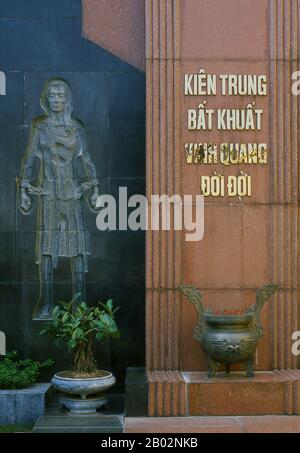 Vietnam: Mémorial à Hoa Lo prison Museum, Hanoi. L'administration coloniale française a construit la prison de Hoa Lo en 1896. Initialement prévu pour détenir 450 prisonniers, le nombre de détenus avait grimpé à près de 2 000 en 1930s, la grande majorité des prisonniers politiques. La prison de Hoa Lo a acquis une notoriété au cours de la deuxième guerre d'Indochine comme lieu d'incarcération pour les pilotes américains démis, qui ont ironiquement surnommé la prison "Hanoi Hilton". Banque D'Images