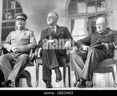 La Conférence de Téhéran a été une réunion stratégique tenue entre Joseph Staline, Franklin D. Roosevelt et Winston Churchill du 28 novembre au 1er décembre 1943. Il s'est tenu à l'ambassade soviétique à Téhéran, en Iran, et a été le premier des conférences de la seconde Guerre mondiale qui ont eu lieu entre tous les « trois grands » dirigeants alliés (l'Union soviétique, les États-Unis et le Royaume-Uni). Il a suivi de près la Conférence du Caire, qui a eu lieu les 22 et 26 novembre 1943, et a précédé les conférences de Yalta et Potsdam de 1945. Bien que les trois dirigeants présents soient parvenus à des objectifs différents, le principal outc Banque D'Images