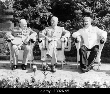 La Conférence de Potsdam s'est tenue à Potsdam, Allemagne occupée, du 17 juillet au 2 août 1945. Les participants étaient l'Union soviétique, le Royaume-Uni et les États-Unis. Les trois pouvoirs étaient représentés par le secrétaire général du Parti communiste Joseph Staline, les premiers ministres Winston Churchill et, plus tard, Clement Attlee, ainsi que le président Harry S. Truman. Staline, Churchill et Truman—ainsi que Attlee, qui ont participé aux côtés de Churchill en attendant le résultat de l'élection générale de 1945, ont remplacé Churchill comme premier ministre après la défaite des conservateurs par le Parti travailliste Banque D'Images