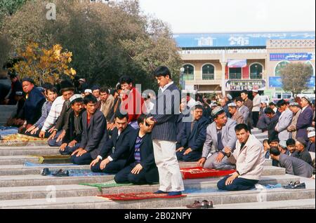 La mosquée D'Id Kah (Uyghur: Héytgah Meschit, chinois: Aitígǎěr) est une mosquée située à Kashgar, Xinjiang, dans la République Populaire de Chine occidentale. C'est la plus grande mosquée de Chine. Chaque vendredi, il abrite près de 10 000 fidèles et peut accueillir jusqu'à 20 000 personnes. La mosquée a été construite par Saqsiz Mirza à Ca. 1442 (bien qu'il ait incorporé des structures plus anciennes datant de 996) et couvre 16 800 mètres carrés. En 1933, le 9 août, le général musulman chinois Ma Zhangang a tué et décapité le leader ouïghour Timur Beg, en montrant sa tête sur un pic à La mosquée Id Kah. En mars 1934, c'est un rapport Banque D'Images