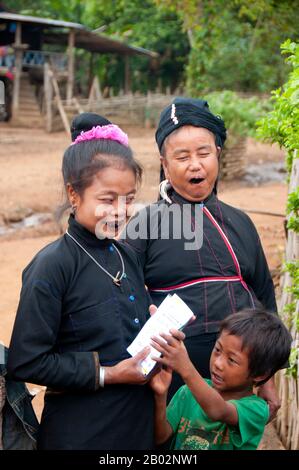 L'Enn (également connu sous le nom d'Ann ou Eng) appartient au groupe linguistique Mon-Khmer et ne peut être trouvé que dans quelques villages au nord et à l'ouest de Kyaing Tong (Kengtung) dans les hils Shan de l'État Shan. Ils ont vécu dans ces collines pendant de nombreux siècles. Les Enn sont liés à leurs voisins proches, les Wa, Palaung et Loi, et sont principalement des animistes et des bouddhistes, bien que quelques-uns aient été convertis au christianisme. Une caractéristique déterminante des femmes d'Enn est leurs dents noires causées par l'utilisation d'un rouge à lèvres noir fait de racine d'arbre charred et écorce. Banque D'Images