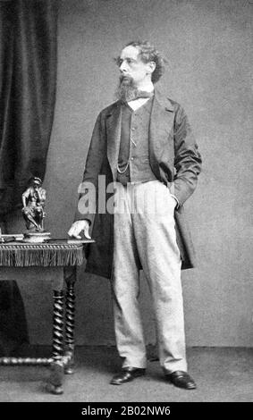 Charles John Huffam Dickens (7 février 1812 – 9 juin 1870) était écrivain et critique social anglais. Il a créé certains des personnages de fiction les plus connus au monde et est généralement considéré comme le plus grand romancier de l'époque victorienne. Au cours de sa vie, ses œuvres ont connu une popularité sans précédent, et au XXe siècle, il était largement considéré comme un génie littéraire par les critiques et les chercheurs. Ses romans et ses nouvelles continuent d'être très populaires. Né à Portsmouth, en Angleterre, Dickens a été obligé de quitter l'école pour travailler dans une usine lorsque son père a été jeté dans la prison des débiteurs. Altho Banque D'Images