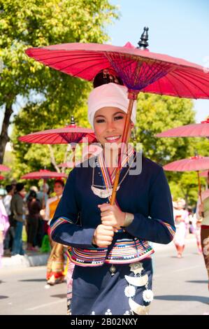 Thaïlande : calèches tirées par des chevaux, Parade du Festival des fleurs de Chiang Mai, Chiang Mai, nord de la Thaïlande. Chiang Mai est connu comme «la Rose du Nord», mais il fleurit vraiment en février, vers la fin de la saison fraîche. Chaque année, le premier week-end de février, le Festival des fleurs de Chiang Mai est ouvert. Les parterres de fleurs dans les espaces publics tout autour de la ville sont particulièrement beaux à cette période de l'année. Partout, on peut trouver de magnifiques étalages de chrysanthèmes jaunes et blancs, et la Rose de Damas, une variété que l'on ne trouve qu'à Chiang Mai. Banque D'Images