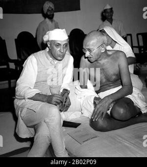 Mohandas Karamchand Gandhi (2 octobre 1869 – 30 janvier 1948) était le leader politique et idéologique prééminent de l'Inde durant le mouvement indien d'indépendance. Il a été le pionnier de satyagraha. Ceci est défini comme une résistance à la tyrannie par la désobéissance civile de masse, une philosophie fermement fondée sur l'ahimsa, ou la non-violence totale. Ce concept a permis à l'Inde d'obtenir son indépendance et d'inspirer des mouvements pour les droits civils et la liberté dans le monde entier. Gandhi est souvent appelé Mahatma Gandhi ou "Grande âme", un honorific appliqué pour la première fois par Rabindranath Tagore. En Inde, il est également appelé Bapu (Guj Banque D'Images
