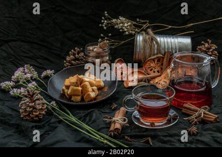 Thé aux fruits de bael chauds avec écorce de fruits de bael et pain grillé au beurre croustillant. Les propriétés du jus de fruits de bael chaud est une sorte d'herbe - le concept de la santé. Banque D'Images