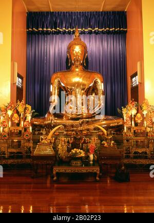 Thaïlande: Le Bouddha d'or (Phra Phuttha Maha Suwan Patimakon), le plus grand Bouddha d'or solide au monde, Wat Traimit (Wat Trimit), Bangkok. Wat Traimit est un temple bouddhiste thaïlandais situé dans le quartier chinois de Bangkok. Il est principalement connu pour accueillir la plus grande figure de Bouddha d'or solide au monde, le Phra Phuttha Maha Suwanna Patimakon. L'image est également la plus grande statue en or massif de toute sorte dans le monde. Banque D'Images