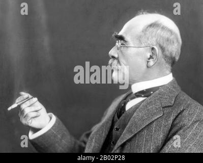 Joseph Rudyard Kipling (30 décembre 1865 – 18 janvier 1936) était un écrivain, poète et romancier anglais. Il a écrit des contes et des poèmes de soldats britanniques en Inde et des histoires pour les enfants. Il est né à Bombay, sous la présidence de Bombay en Inde britannique, et a été emmené par sa famille en Angleterre lorsqu'il avait cinq ans. Les œuvres de fiction de Kipling comprennent « The Jungle Book » (1894), « Kim » (1901) et de nombreuses histoires courtes, dont « The Man Will Be King » (1888). Ses poèmes comprennent « andalo » (1890), « Gunga Din » (1890), « The White Man's Charge » (1899) et « If— » (1910). Il est considéré comme Banque D'Images