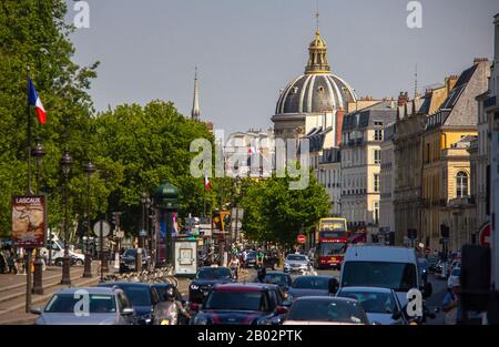 Trafic dans le quartier Latin à Paris près de l'Académie française Banque D'Images