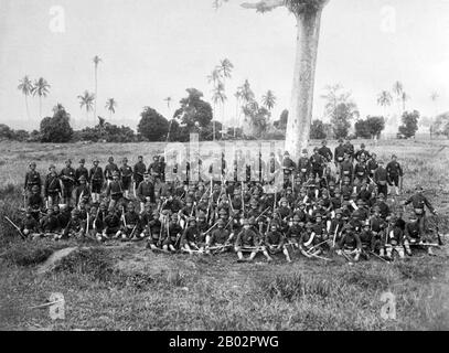 La guerre d'Aceh, également connue sous le nom de guerre néerlandaise ou de guerre Infidale (1873–1914), était un conflit militaire armé entre le Sultanat d'Aceh et les Pays-Bas, déclenché par des discussions entre les représentants d'Aceh et du Royaume-Uni à Singapour au début de 1873. La guerre faisait partie d'une série de conflits à la fin du XIXe siècle qui ont consolidé la domination néerlandaise sur l'Indonésie moderne. Les Corps Marechausse ont été largement utilisés par les Néerlandais pour lutter contre l'Acehnese pendant la guerre d'Aceh. Il était composé de soldats néerlandais, sinyo (indo-néerlandais), ambonais, manado, timorais et javanais. Banque D'Images