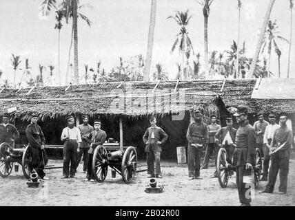 La guerre d'Aceh, également connue sous le nom de guerre néerlandaise ou de guerre Infidale (1873–1914), était un conflit militaire armé entre le Sultanat d'Aceh et les Pays-Bas, déclenché par des discussions entre les représentants d'Aceh et du Royaume-Uni à Singapour au début de 1873. La guerre faisait partie d'une série de conflits à la fin du XIXe siècle qui ont consolidé la domination néerlandaise sur l'Indonésie moderne. Banque D'Images