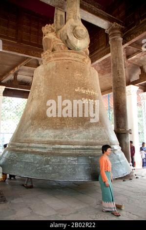 La cloche de Mingun est une cloche située à Mingun, région de Sagaing, au Myanmar. Il est situé à environ 11 kilomètres au nord de Mandalay, sur la rive ouest de la rivière Irrawaddy. C'était la cloche la plus lourde au monde à plusieurs reprises dans l'histoire. Le poids de la cloche est de 55,555 viss (90,718 kilogrammes ou 199,999 livres). Le diamètre extérieur du bord de la cloche est de 4,95 m (16 pieds 3 pouces). La hauteur de la cloche est de 3,66 m (12,0 pieds) à l'extérieur et de 3,51 m (11,5 pieds) à l'intérieur. La circonférence extérieure au niveau de la jante est de 15,469 m (50,75 pieds). La cloche est de 6 à 12 pouces ( Banque D'Images