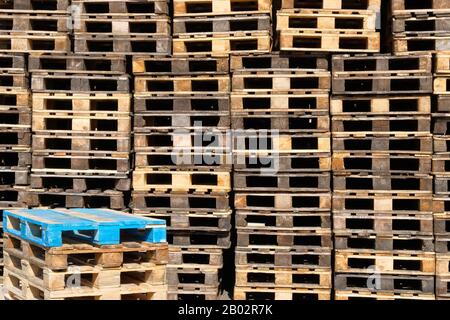 Fond des palettes. Piles de palettes en bois rugueuses anciennes à l'entrepôt dans la cour industrielle. Concept de fret et d'expédition. Banque D'Images