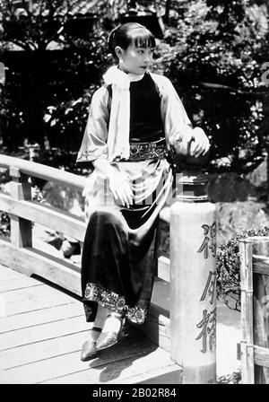 HU Die (1907-1989) a eu une carrière d'actrice de film de la fin des années 1920 aux années 1960. Elle a eu sa période la plus brillante dans les années 1930 et 1940. Au début des années 1930, elle a joué le rôle de chef de file dans le premier film sonore de la Chine, La Singsong Girl, dans lequel elle dépeint une femme un peu ouatinée mais un peu ignorante qui endure les mauvais traitements et l'oppression de son mari sans la moindre résistance. Dans La rivière Coule Endémique, le premier film réalisé par des dramatistes de gauche, elle joue le rôle de Xinujuan, une femme qui est remplie de l'esprit de résistance et a un monde intérieur riche dans son coeur. Sa perf Banque D'Images