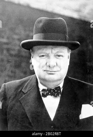 Sir Winston Leonard Spencer-Churchill, KG, OM, CH, TD, DL, FRS, RA (30 novembre 1874 – 24 janvier 1965) était un homme politique britannique qui était premier ministre du Royaume-Uni de 1940 à 1945 et de nouveau de 1951 à 1955. Largement considéré comme l'un des plus grands chefs de guerre du XXe siècle, Churchill était aussi officier de l'armée britannique, historien, écrivain (comme Winston S. Churchill) et artiste. Il a remporté le prix Nobel de littérature et a été le premier citoyen honoraire des États-Unis. Banque D'Images