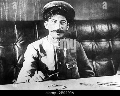 Joseph Vissarionovich Staline (18 décembre 1878 – 5 mars 1953) fut le premier secrétaire général du Parti communiste du Comité central de l'Union soviétique de 1922 à sa mort en 1953. Bien que officiellement le bureau du Secrétaire général soit électif et n'ait pas été initialement considéré comme la position de tête dans l'État soviétique, après la mort de Vladimir Lénine en 1924, Staline a réussi à consolider de plus en plus de pouvoir entre ses mains, mettant progressivement en place tous les groupes d'opposition au sein du parti. L'idée de Staline du socialisme dans un pays est devenue la ligne principale de la politique soviétique. Il dominait le soviétique Banque D'Images