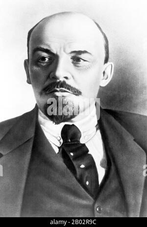 Vladimir Ilyich Lénine, né à Vladimir Ilyich Ulyanov (22 avril 1870 – 21 janvier 1924), était un révolutionnaire communiste russe, politicien et théoricien politique. Lénine a été le chef de la République socialiste fédérative soviétique de Russie à partir de 1917, puis en même temps comme premier ministre de l'Union soviétique à partir de 1922, jusqu'à sa mort. Sous son administration, l'Empire russe s'est désintégré et a été remplacé par l'Union soviétique, un État socialiste constitutionnellement à parti unique; toutes les richesses, y compris la terre, l'industrie et les entreprises, ont été nationalisées. Basé dans le marxisme, ses contributions théoriques à Ma Banque D'Images