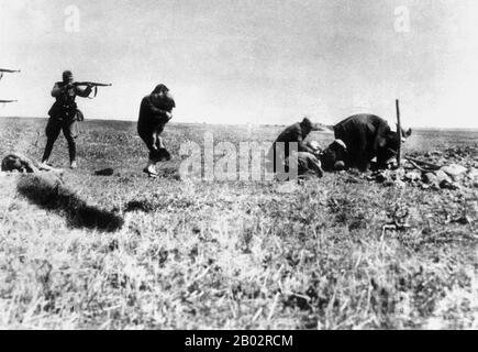 Babi Yar est un ravin de la capitale ukrainienne Kiev et le site d'une série de massacres commis par les forces allemandes et les collaborateurs nazis locaux lors de leur campagne contre l'Union soviétique. Les massacres les plus connus et les mieux documentés ont eu lieu du 29 au 30 septembre 1941, où 33 771 Juifs ont été tués en une seule opération. La décision de tuer tous les Juifs à Kiev a été prise par le gouverneur militaire, Le Major-général Kurt Eberhard, le commandant de police du Groupe d'armée Sud, le SS-Obergrupenführer Friedrich Jeckeln, et le Commandant de l'Einsatzgruppe C Otto Rasch. Il a été transporté o Banque D'Images