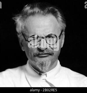 Léon Trotsky, né Lév Davidovich Bronshtein (7 novembre 1879 – 21 août 1940) était un révolutionnaire marxiste russe et théoricien, politicien soviétique, fondateur et premier dirigeant de l'Armée rouge. Trotsky était au départ un partisan de la faction Internationaliste menchevik du Parti social-démocrate du travail russe. Il a rejoint les bolcheviks immédiatement avant la Révolution d'octobre 1917, et est finalement devenu un chef au sein du Parti. Durant les premiers jours de l'Union soviétique, il a d'abord servi comme commissaire Du Peuple pour les affaires étrangères et plus tard comme fondateur et commandant du Red A. Banque D'Images