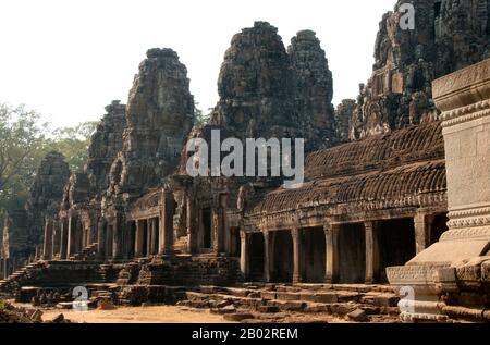 Le Bayon était à l'origine le temple officiel du roi bouddhiste Mahayana Jayavarman VII Le Bayon, au centre d'Angkor Thom (Grande ville), a été créé au 12th siècle par le roi Jayavarman VII Angkor Thom, signifiant "la Grande ville", est situé à un mile au nord d'Angkor Wat. Il a été construit à la fin du 12th siècle ce par le roi Jayavarman VII, et couvre une superficie de 9 km², à l'intérieur de laquelle sont situés plusieurs monuments des époques antérieures ainsi que ceux établis par Jayavarman et ses successeurs. On croit qu'il a soutenu une population de 80 000 à 150 000 personnes. Banque D'Images